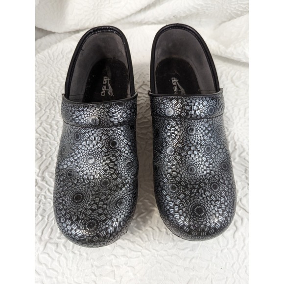 DANSKO! SILVER GEOMETRIC STARBURST ON BLACK COMFORT CLOGS! SZ 8.5 - Picture 2 of 10